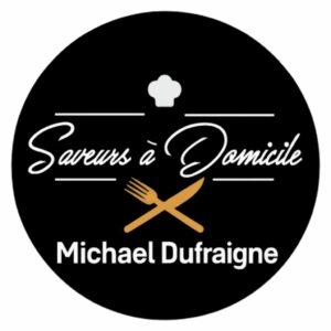 Logo du traiteur Saveurs à Domicile 71, Michael Dufraigne : design rond noir avec écriture blanche, toque de chef et couverts croisés dorés, représentant un service de traiteur et cuisinier à domicile en Saône-et-Loire.